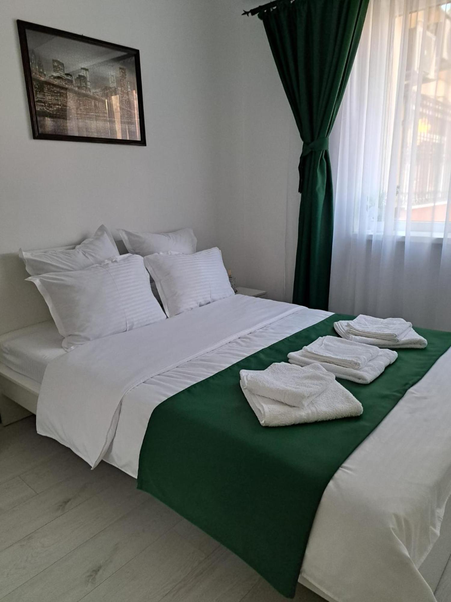 Mia Apartments Крайова Екстериор снимка